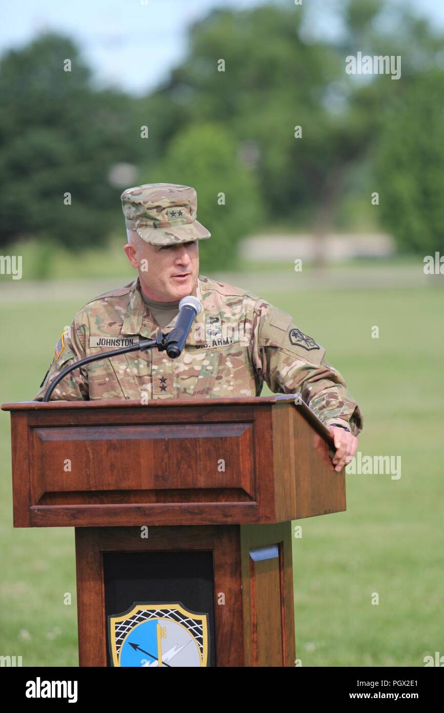 FORT GEORGE G. MEADE, Md. - Il Mag. Gen. Gary Johnston, comandante dell'U.S. Esercito di intelligence e di sicurezza comando (INSCOM), affronta il suo commento ai soldati e civili, i familiari e gli amici della 780th Intelligenza militare brigata (Cyber), durante un cambio del comando cerimonia sulla parata McGlaclin campo Giugno 14. Foto Stock