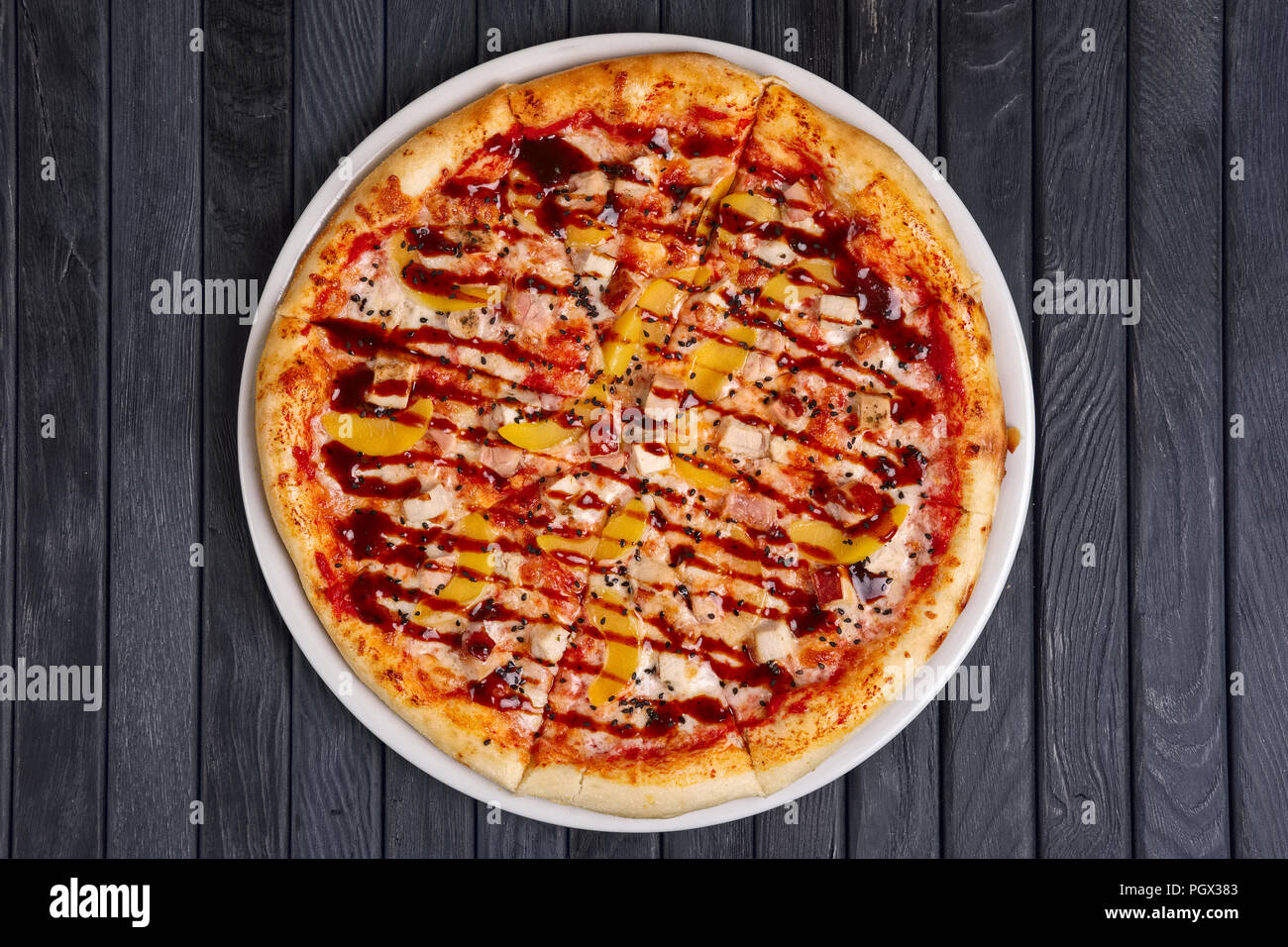 Vista superiore della pizza con pollo, prugna e salsa barbecue Foto stock -  Alamy