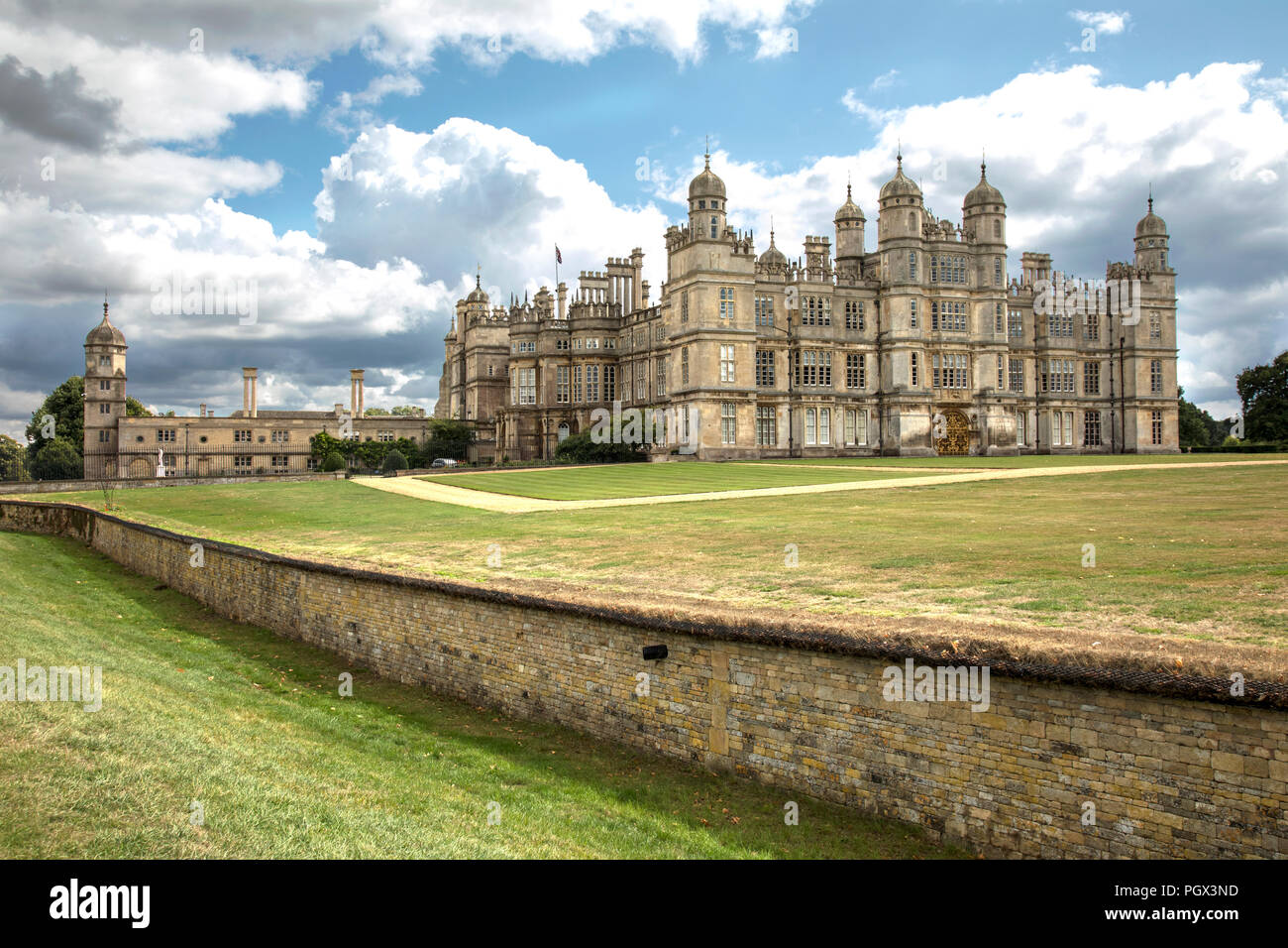 Ha-ha:.Burghley House è un grand cinquecentesco country house, Stamford, Lincolnshire, Inghilterra Home a William Cecil, il primo Signore Burghley Foto Stock