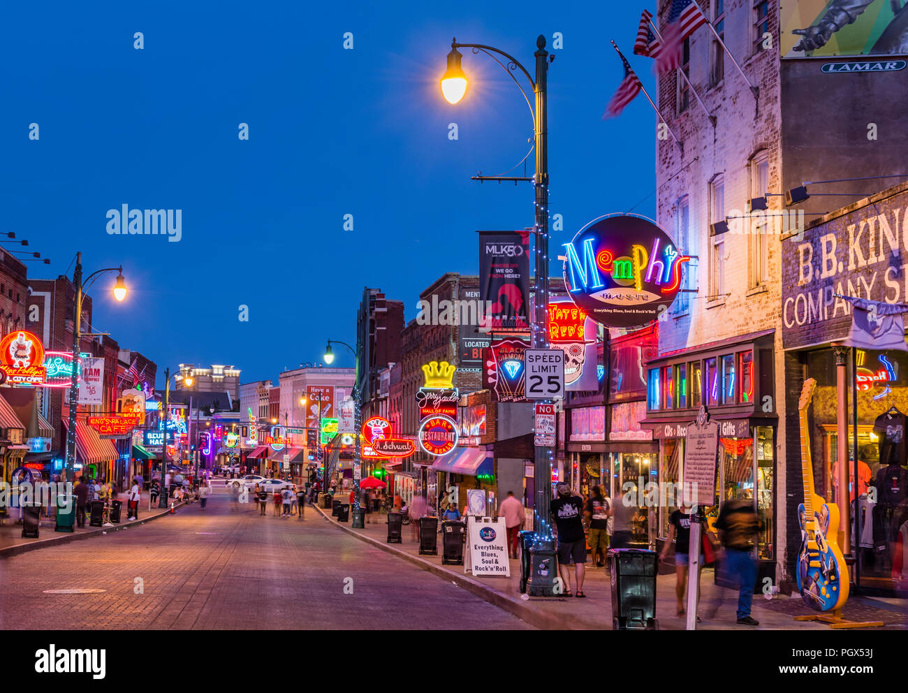 Memphis Beale Street di notte a Memphis, Tennessee, Stati Uniti d'America. Foto Stock