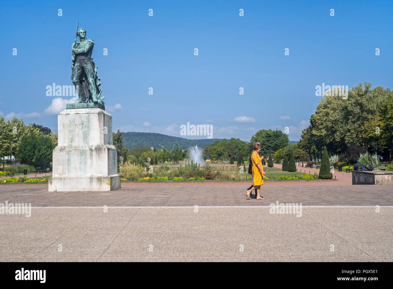 Marechal Ney monument / statua del Maresciallo Ney e anziani turisti a piedi nella spianata nella città di Metz, Moselle, Lorena, Francia Foto Stock