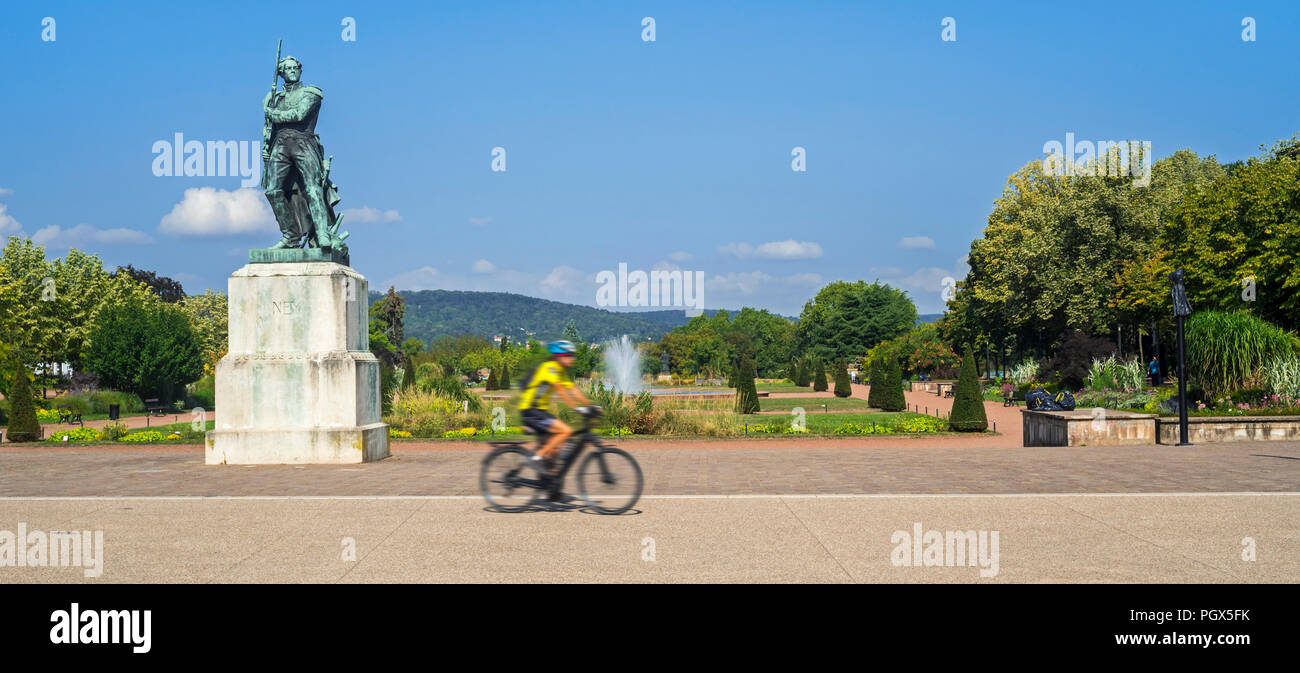 Marechal Ney monument / statua del Maresciallo Ney e il ciclista nella spianata nella città di Metz, Moselle, Lorena, Francia Foto Stock