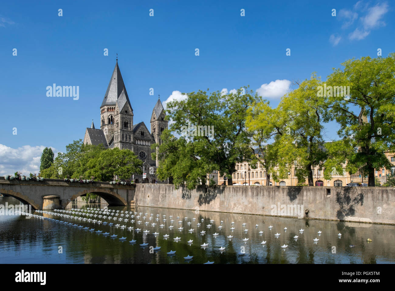 Temple neuf e opere di arte moderna viaggio sul fiume Moselle durante il Festival le costellazioni nella città di Metz, Moselle, Lorena, Francia Foto Stock