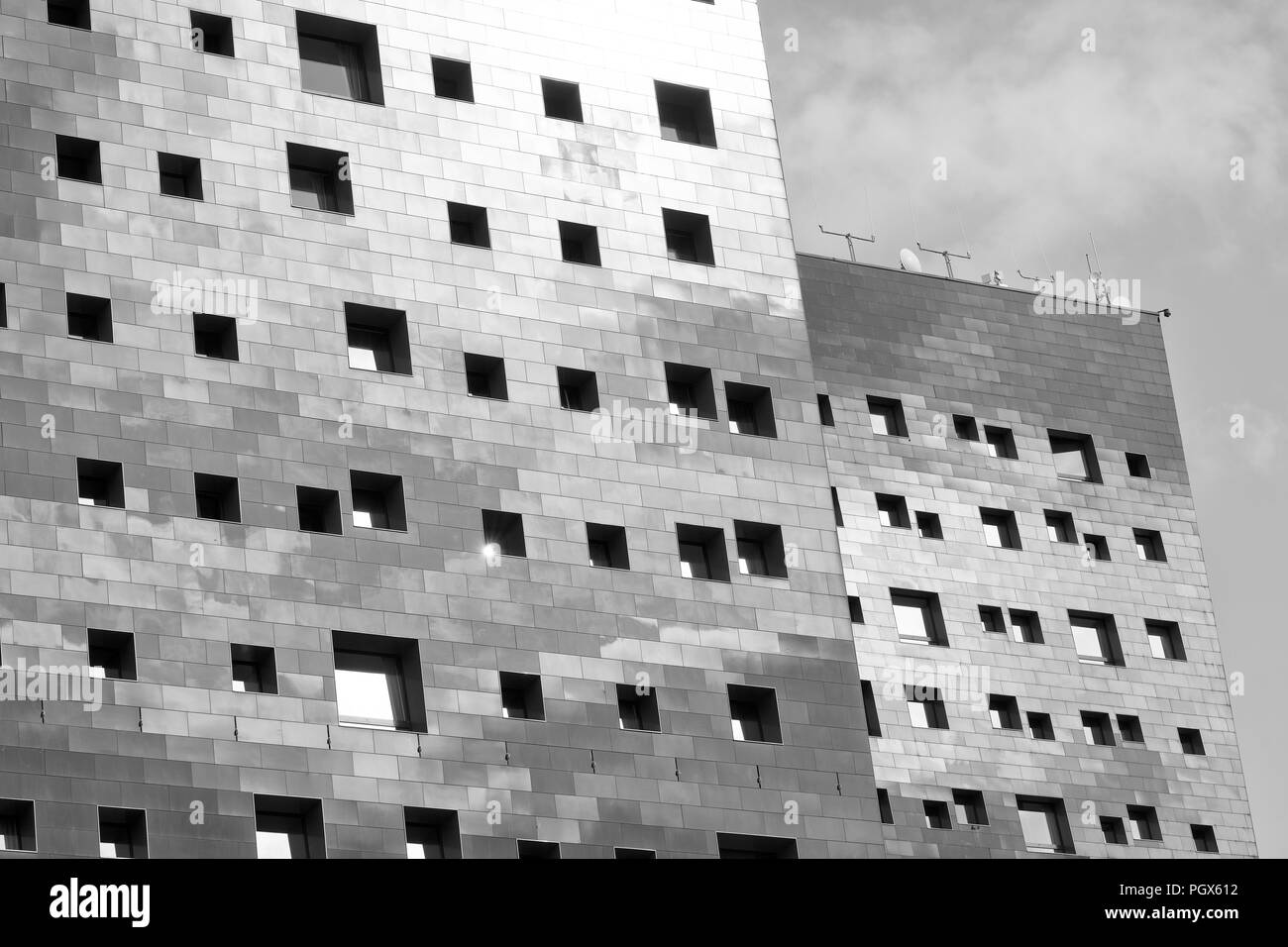 Esterno degli edifici moderni che ospita un hotel a Rho, Milano, lombardia, italia. In bianco e nero Foto Stock