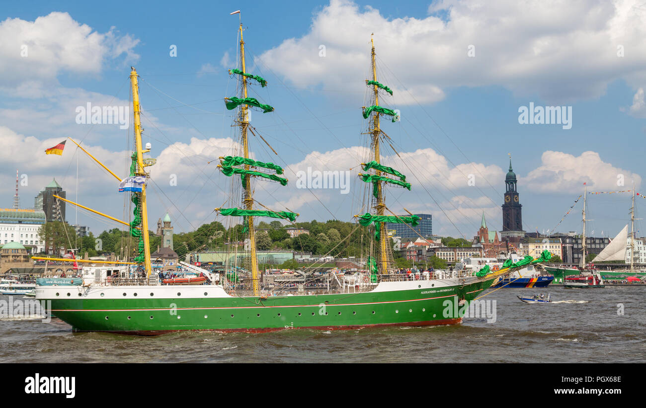 Storico di nave a vela sul fiume Elba nella parte anteriore del St Pauli Piers, porto di Amburgo, dietro San Michele chiesa Michel Foto Stock