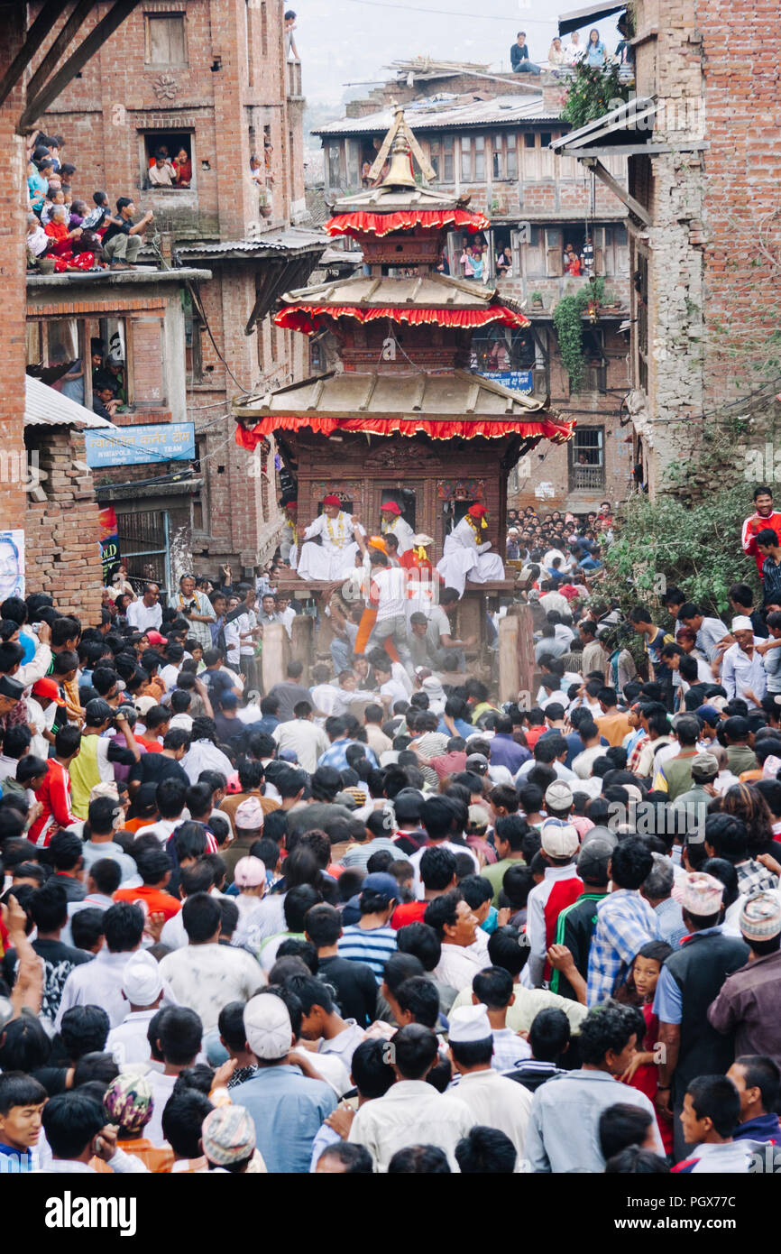 Bhaktapur, Valle di Kathmandu, Bagmati, Nepal : durante la Bisket Jatra nepalese Anno Nuovo festival, carri recanti le immagini di Bhairav e Bhadrakali Foto Stock