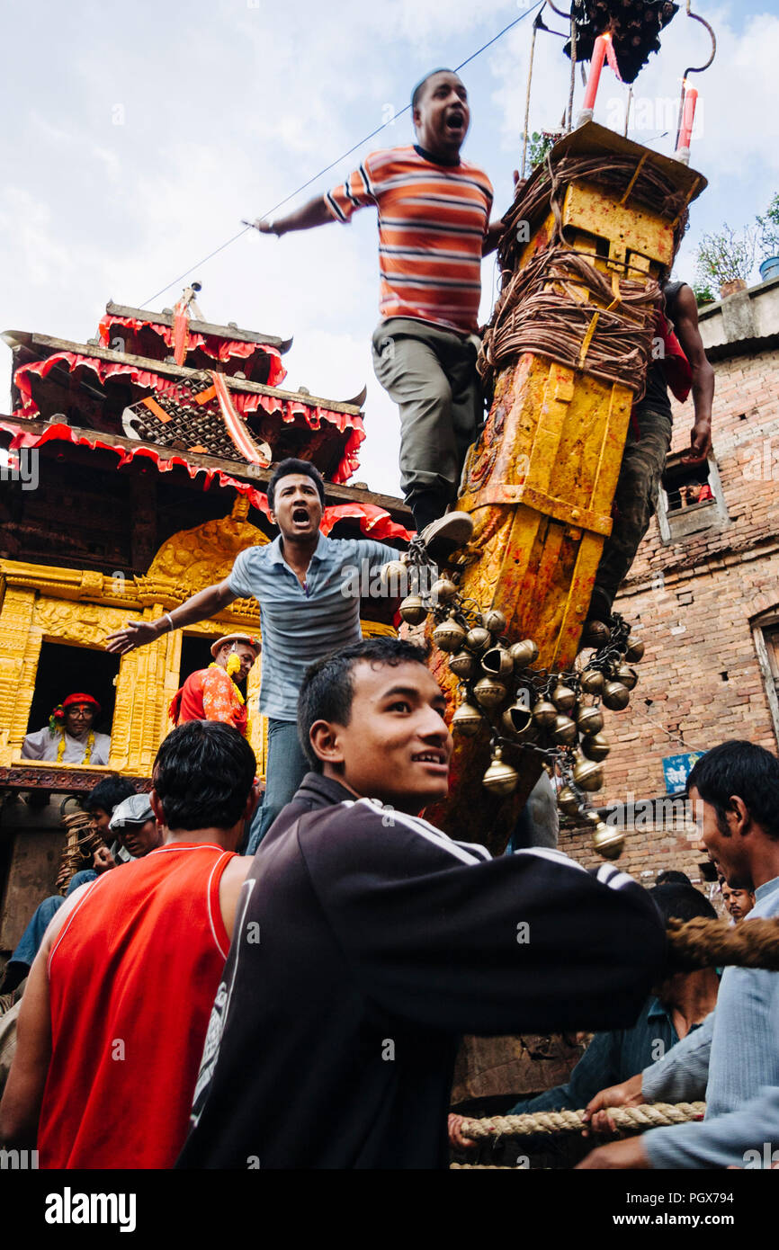 Bhaktapur, Valle di Kathmandu, Bagmati, Nepal : durante la Bisket Jatra nepalese Anno Nuovo festival, un enorme carro in legno portante l immagine del Signore Bh Foto Stock