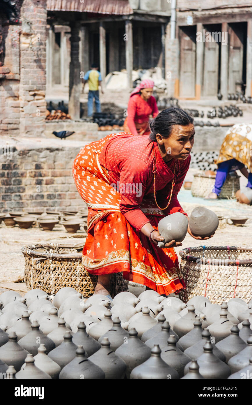 Bhaktapur, Valle di Kathmandu, Bagmati, Nepal : Donna al lavoro a Vasai quadrato (Bolachha Tole) nel patrimonio mondiale Unesco città vecchia di Bhaktapur. Foto Stock
