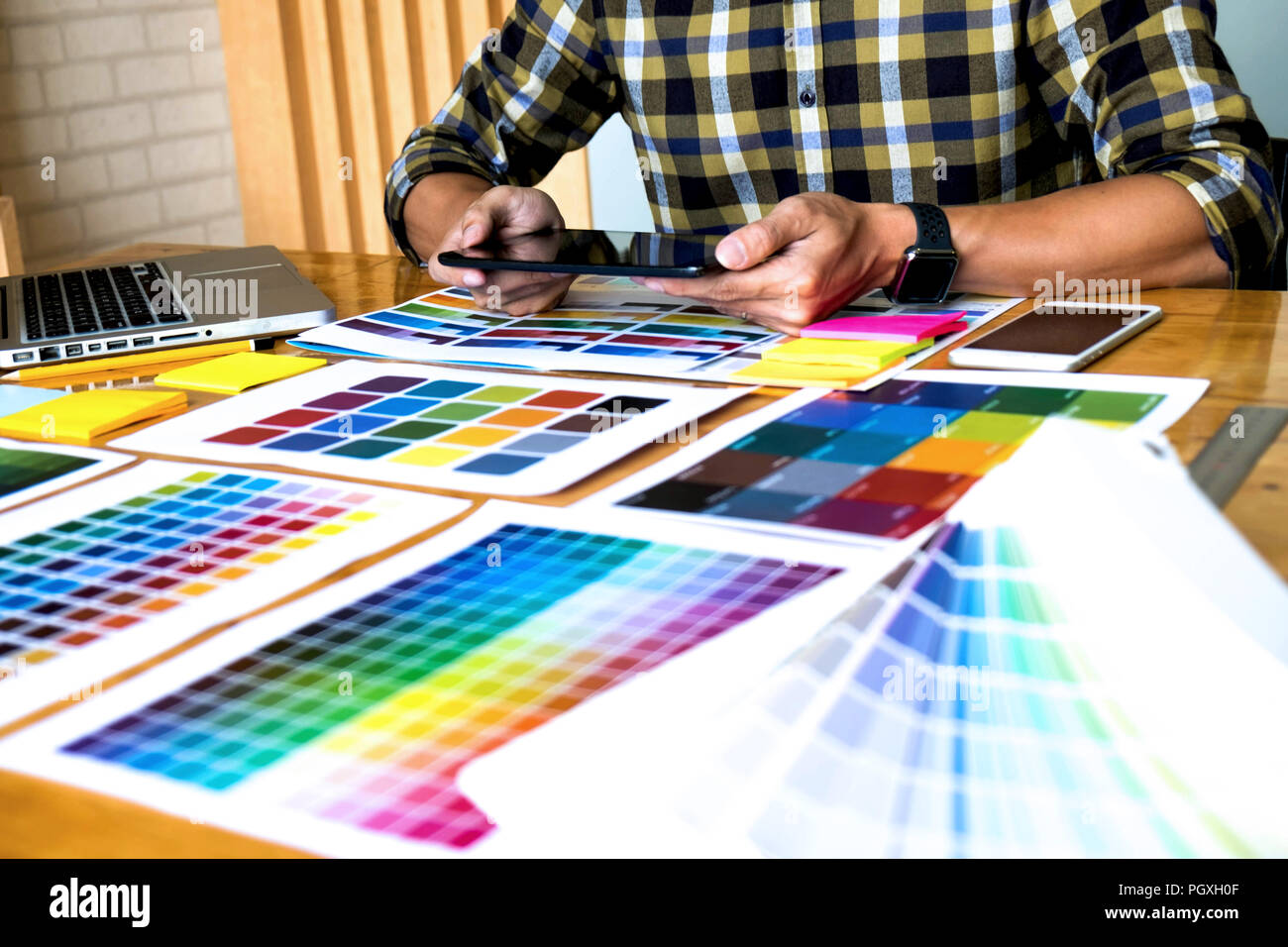 Graphic Designer utilizzano la tavoletta per scegliere i colori dal bar esempio per le idee di design, design creativo del designer di grafica concetto. Foto Stock