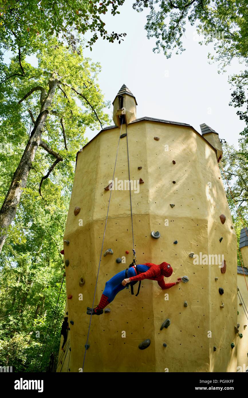 Spiderman su un muro di roccia da scalare al Renaissance festival del Maryland Foto Stock