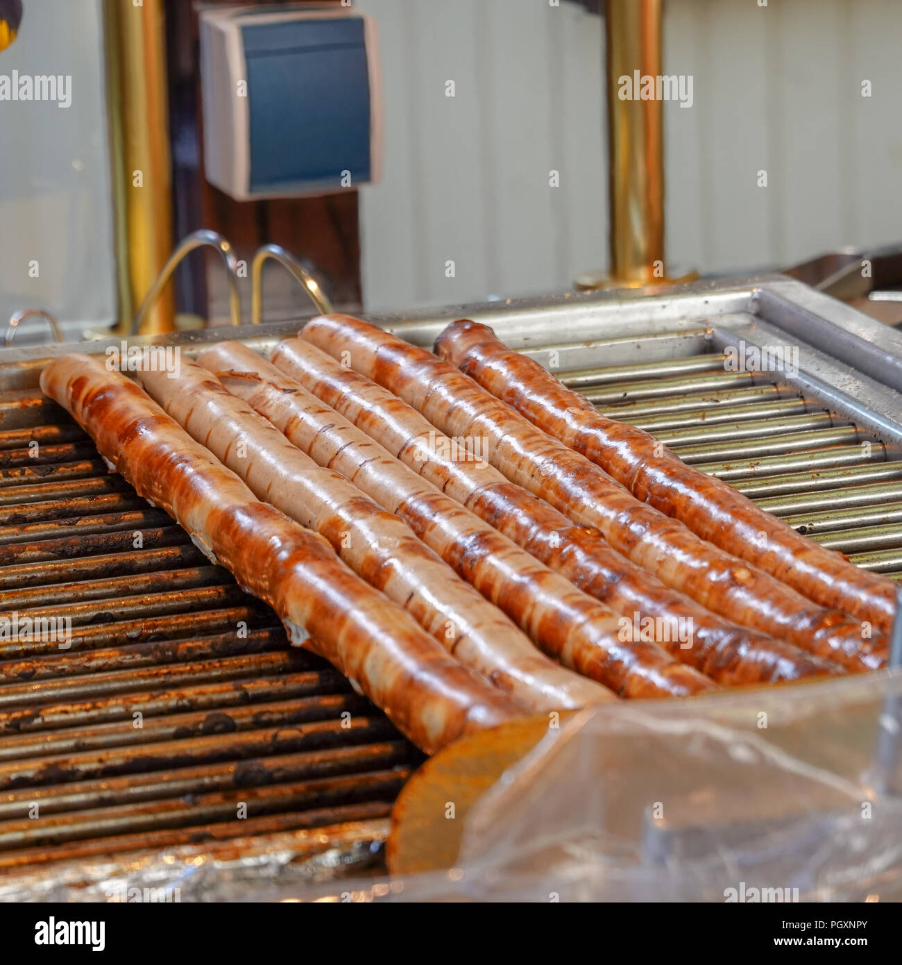 Salsicce enorme con una lunghezza di più di metà un metro sulla griglia in corrispondenza di un festival di strada in Germania. Foto Stock