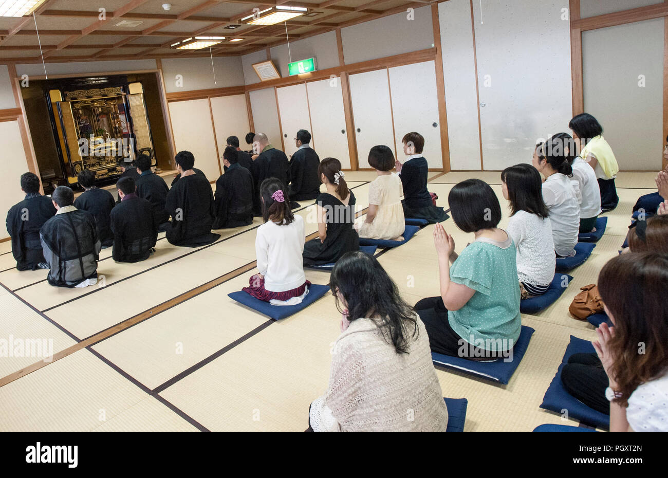 Le monache buddiste prendere parte a un evento mirato a trovare loro partner dal pubblico in generale a SANJO BETSUIN TEMPIO IN SANJO CITTÀ, Prefettura di Niigata, Foto Stock