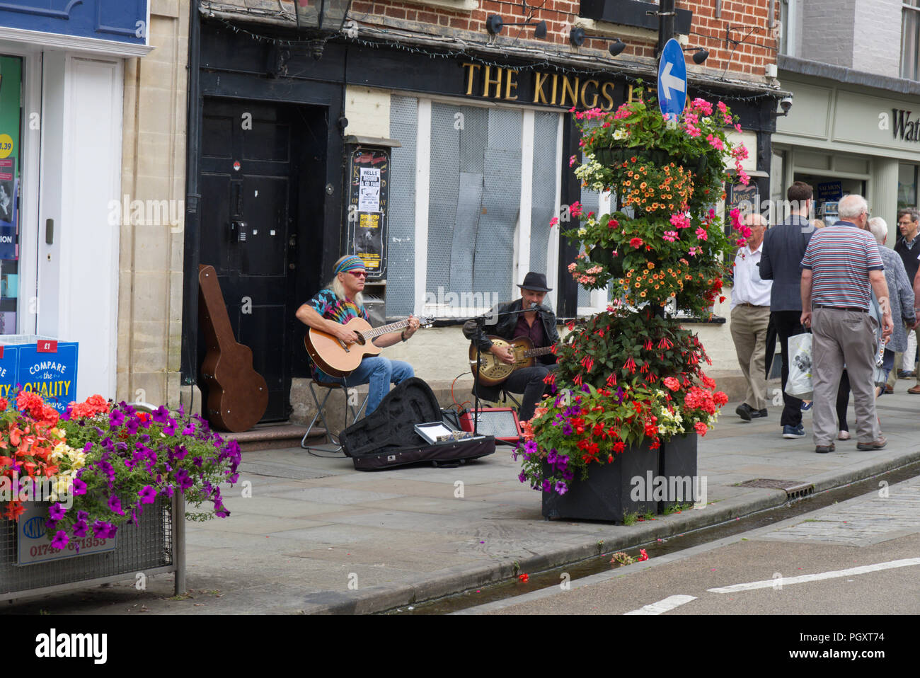 Musicisti di strada di eseguire sui pozzetti Hight Street, Wells,Somerset, Regno Unito Foto Stock