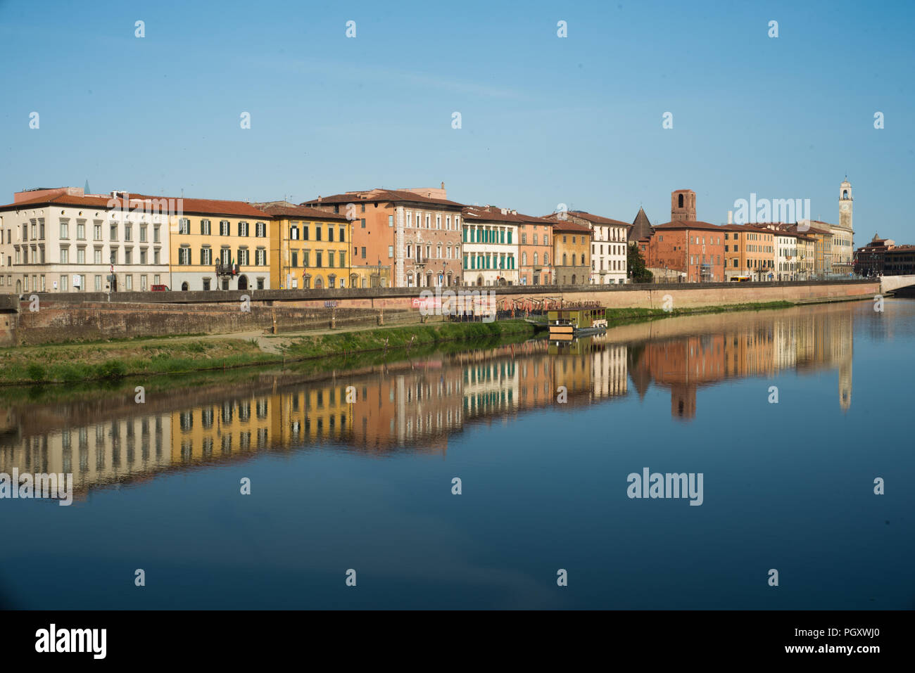 Lungarni. Le cisterne edifici sul fiume Arno Foto Stock