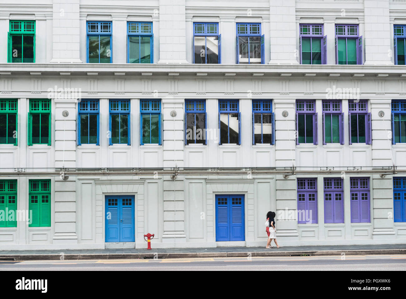 Blu, verde e viola i serramenti del famoso Old Hill Street Stazione di polizia in Singapore Foto Stock