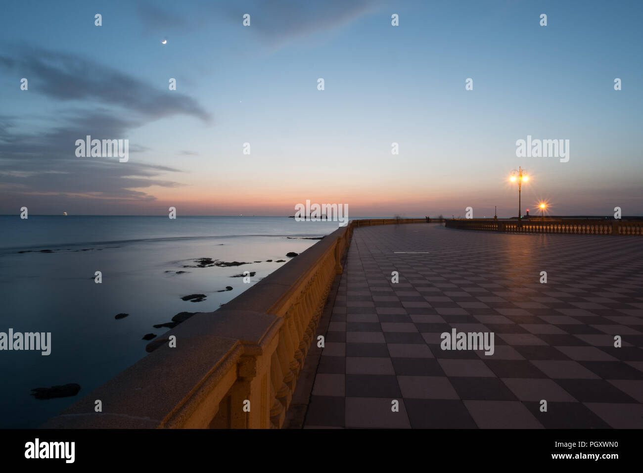 Terrazza Mascagni. Una passeggiata e area di parcheggio sul lungomare. Foto Stock