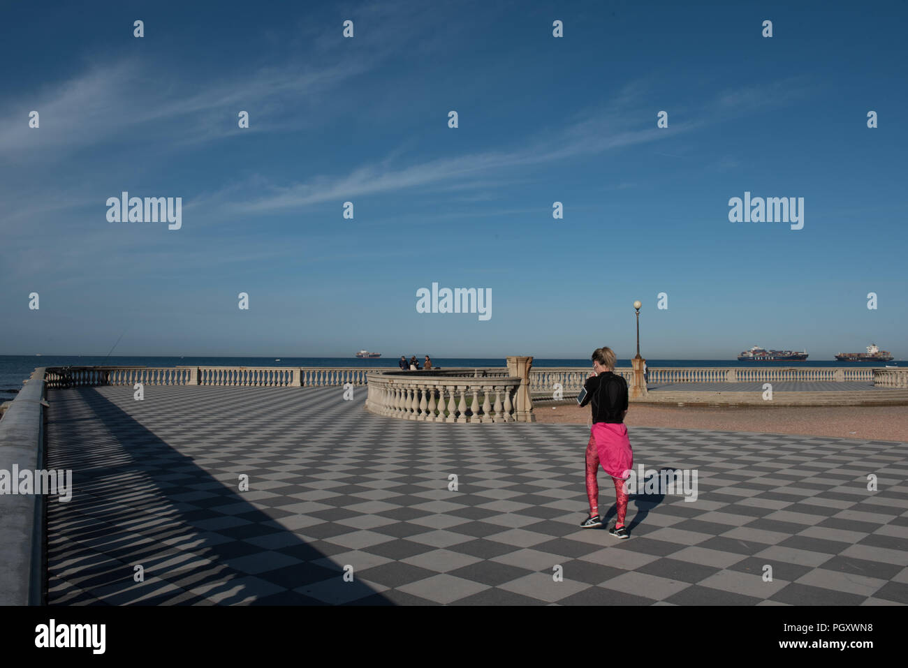 Terrazza Mascagni. Una passeggiata e area di parcheggio sul lungomare. Foto Stock