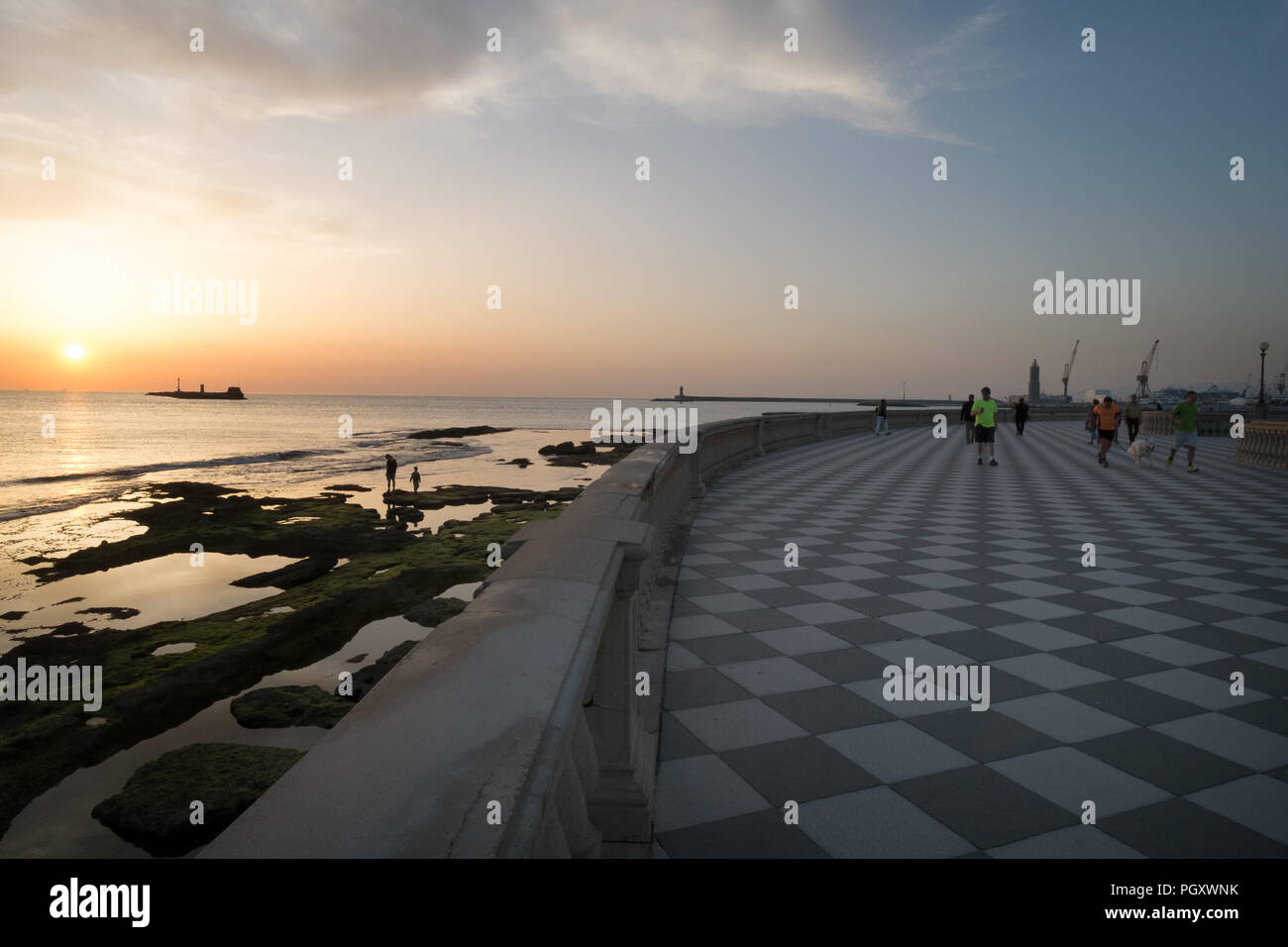 Terrazza Mascagni. Una passeggiata e area di parcheggio sul lungomare. Foto Stock