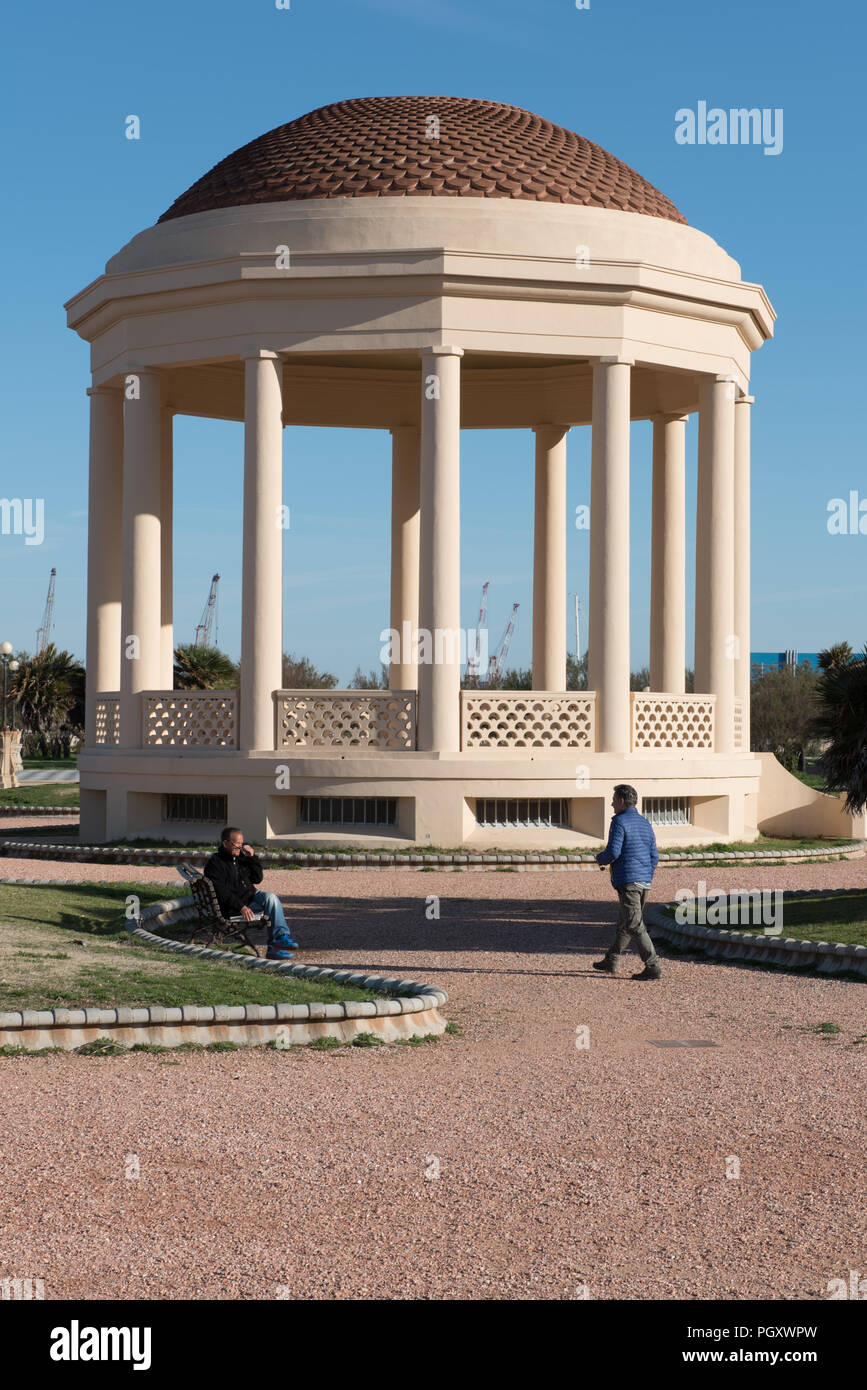 Terrazza Mascagni. Una passeggiata e area di parcheggio sul lungomare. Il gazebo Foto Stock