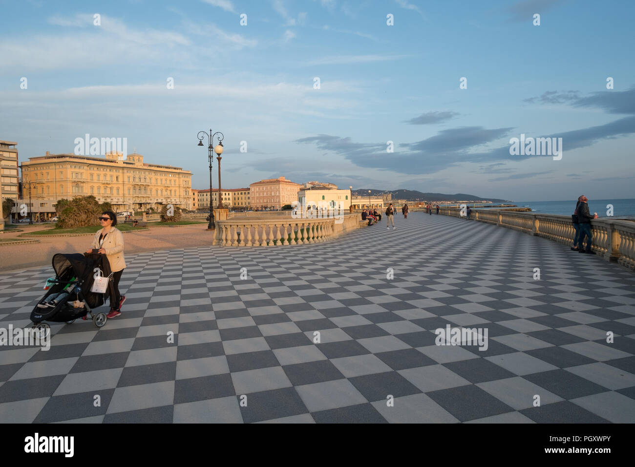 Terrazza Mascagni. Una passeggiata e area di parcheggio sul lungomare. Foto Stock