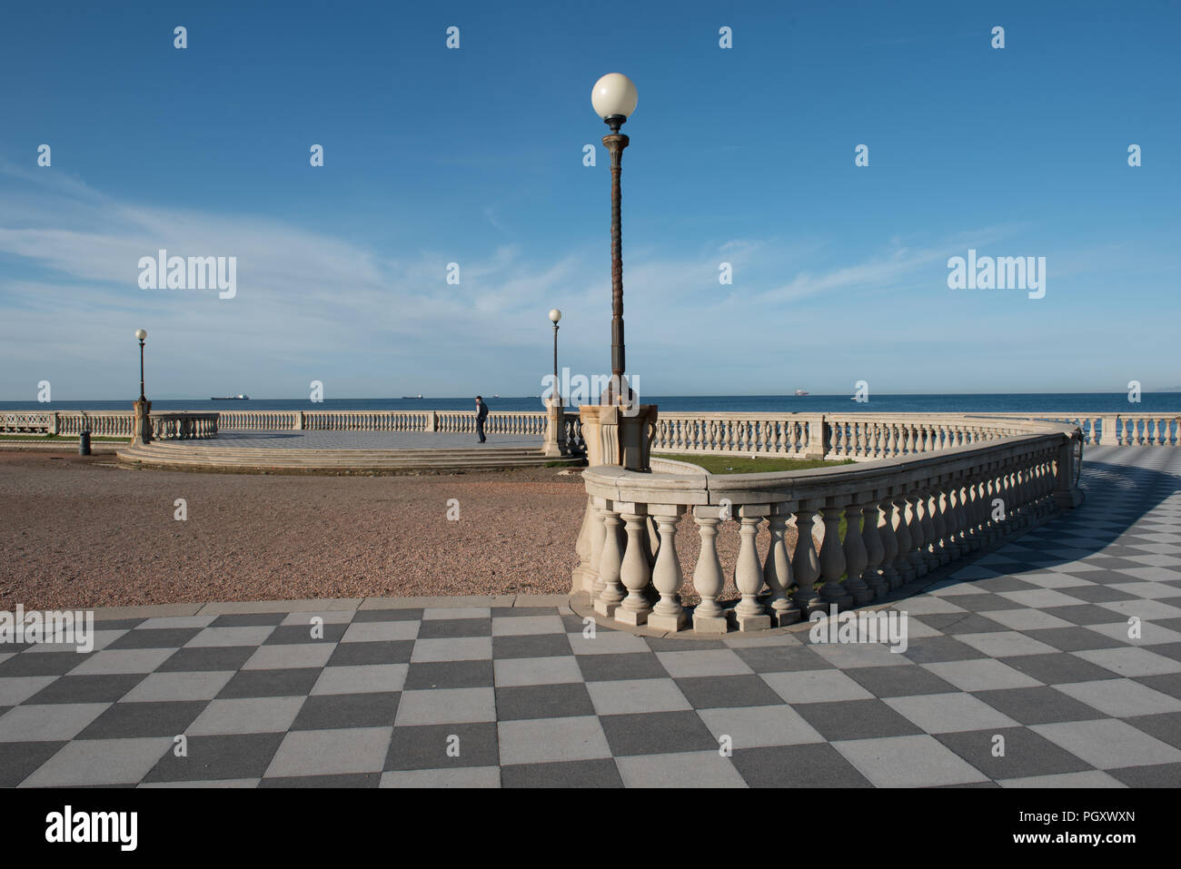 Terrazza Mascagni. Una passeggiata e area di parcheggio sul lungomare. Foto Stock