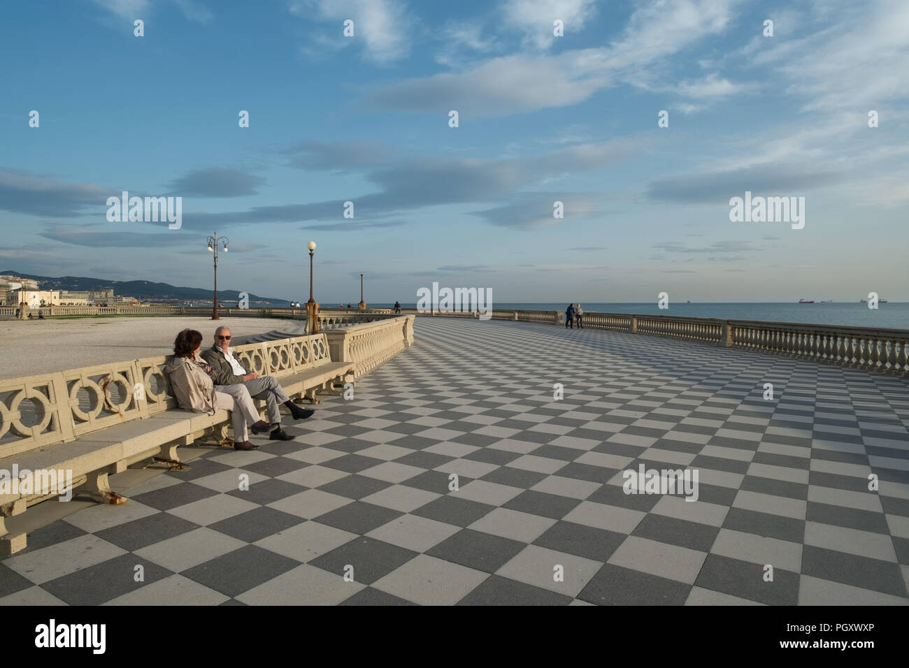 Terrazza Mascagni. Una passeggiata e area di parcheggio sul lungomare. Foto Stock
