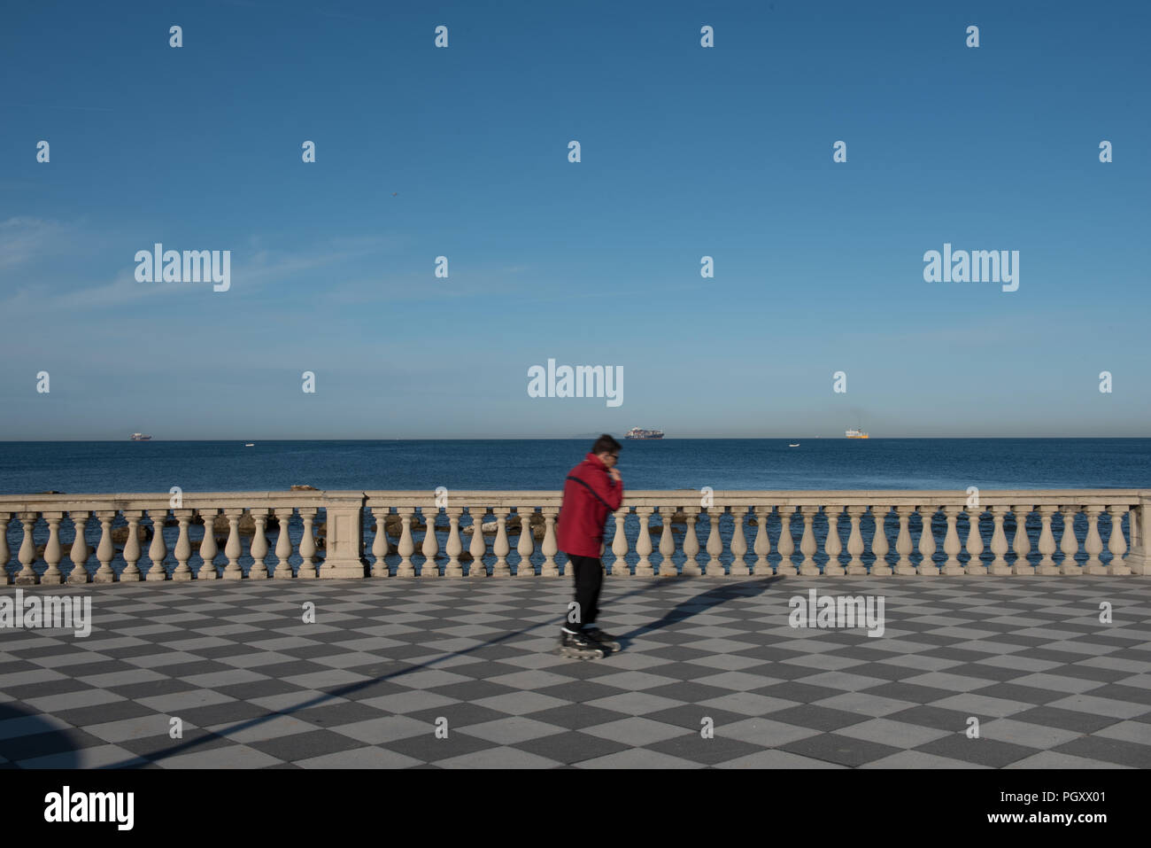Terrazza Mascagni. Una passeggiata e area di parcheggio sul lungomare. Foto Stock