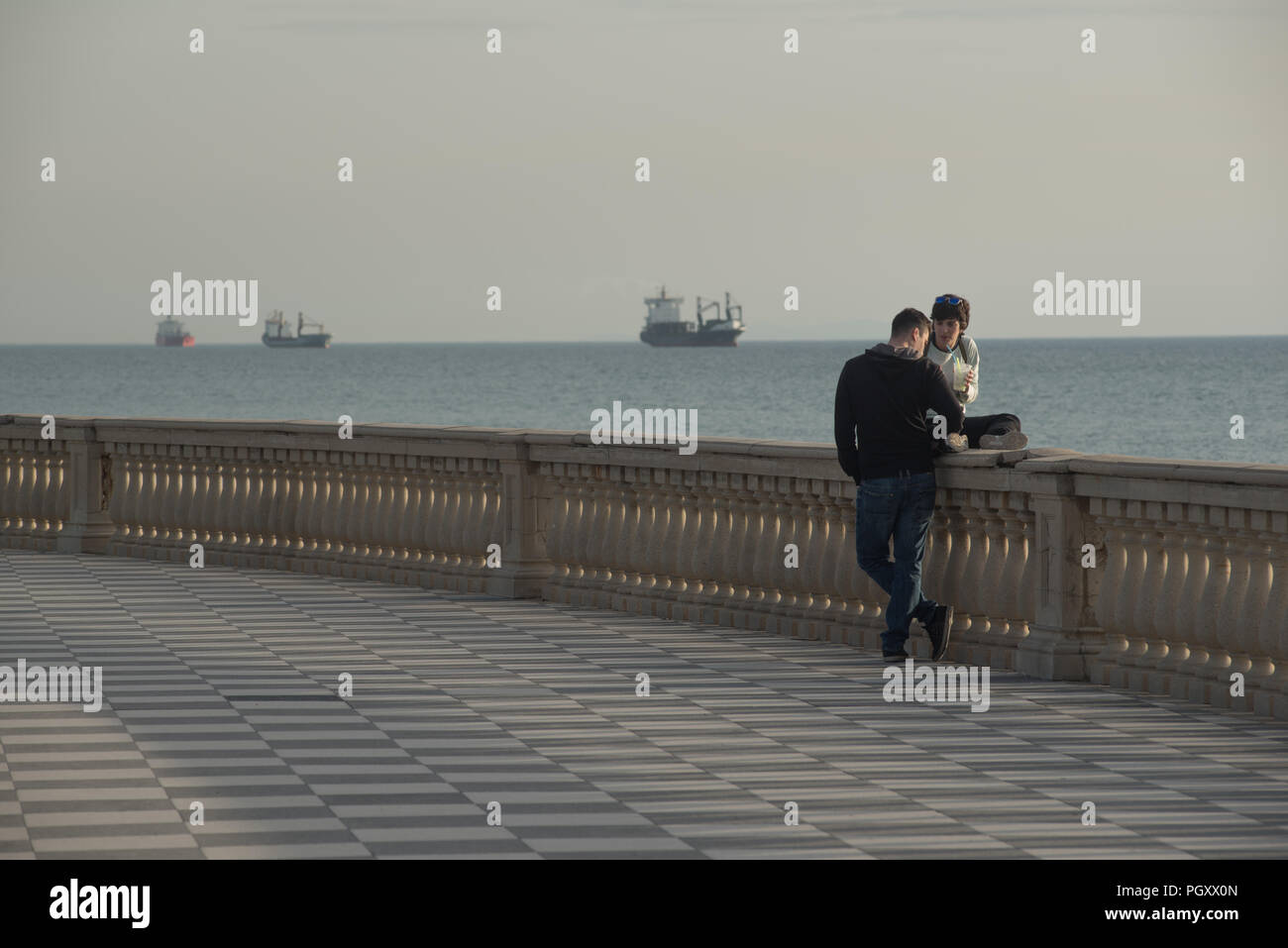 Terrazza Mascagni. Una passeggiata e area di parcheggio sul lungomare. Foto Stock