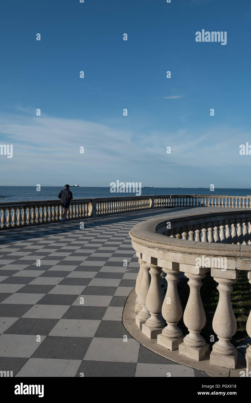 Terrazza Mascagni. Una passeggiata e area di parcheggio sul lungomare. Foto Stock
