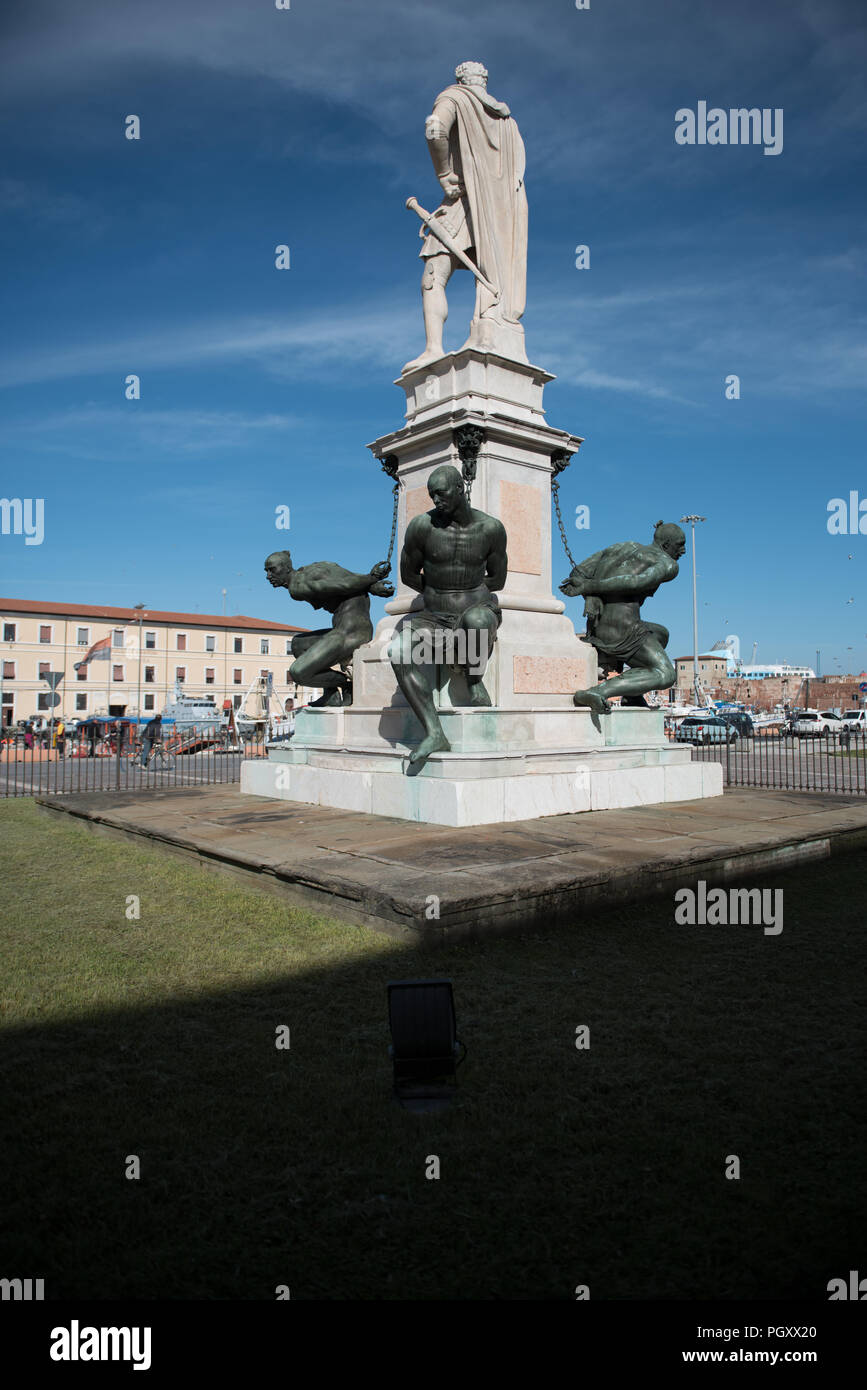 Quattro Mori. I quattro moor, simbolo della città. Statua in marmo di Ferdinandi 1 Medici, fondatore della città Foto Stock