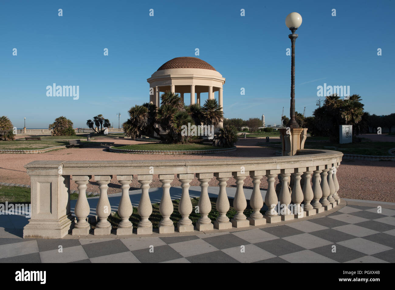 Terrazza Mascagni. Una passeggiata e area di parcheggio sul lungomare. Il gazebo Foto Stock