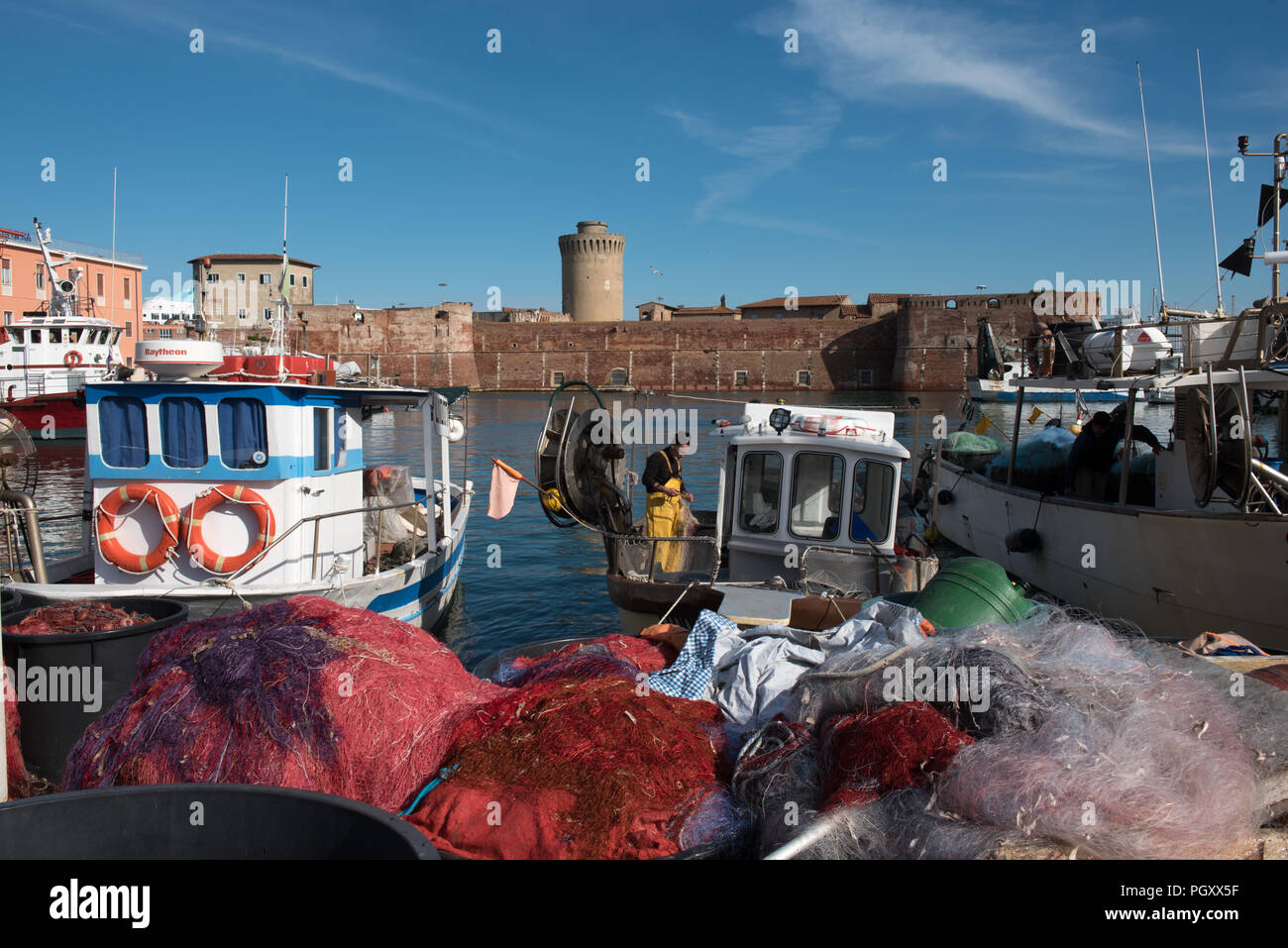 Fortezza Nuova. Fortezza rinascimentale dentro il porto della città. Guarda le barche da pesca area Foto Stock