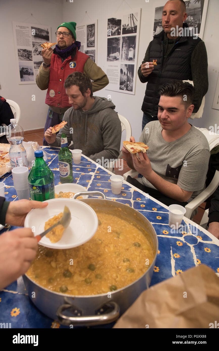 Di San Piero e Sant'Ilario in campo. I riti della Pasqua. L'ultimo dell'isola. L'accolta. Scambio di chiesa per pregare e cantare canzoni religiou a d Foto Stock