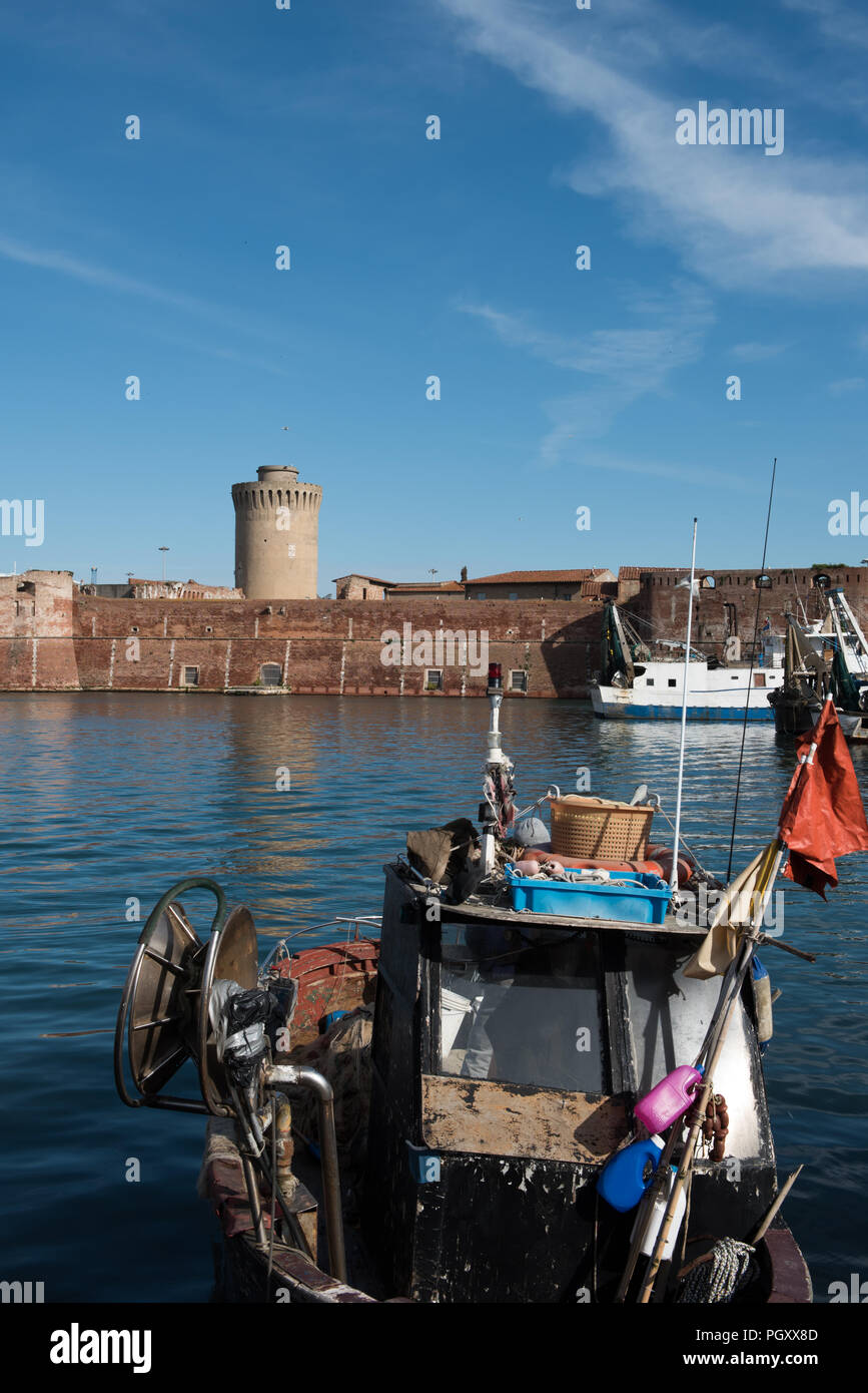 Fortezza Nuova. Fortezza rinascimentale dentro il porto della città. Guarda le barche da pesca area Foto Stock