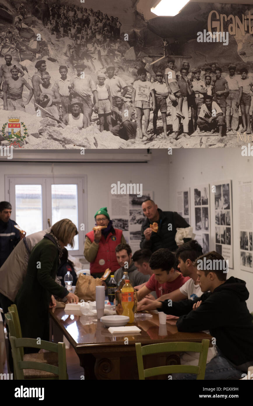 Di San Piero e Sant'Ilario in campo. I riti della Pasqua. L'ultimo dell'isola. L'accolta. Scambio di chiesa per pregare e cantare canzoni religiou a d Foto Stock