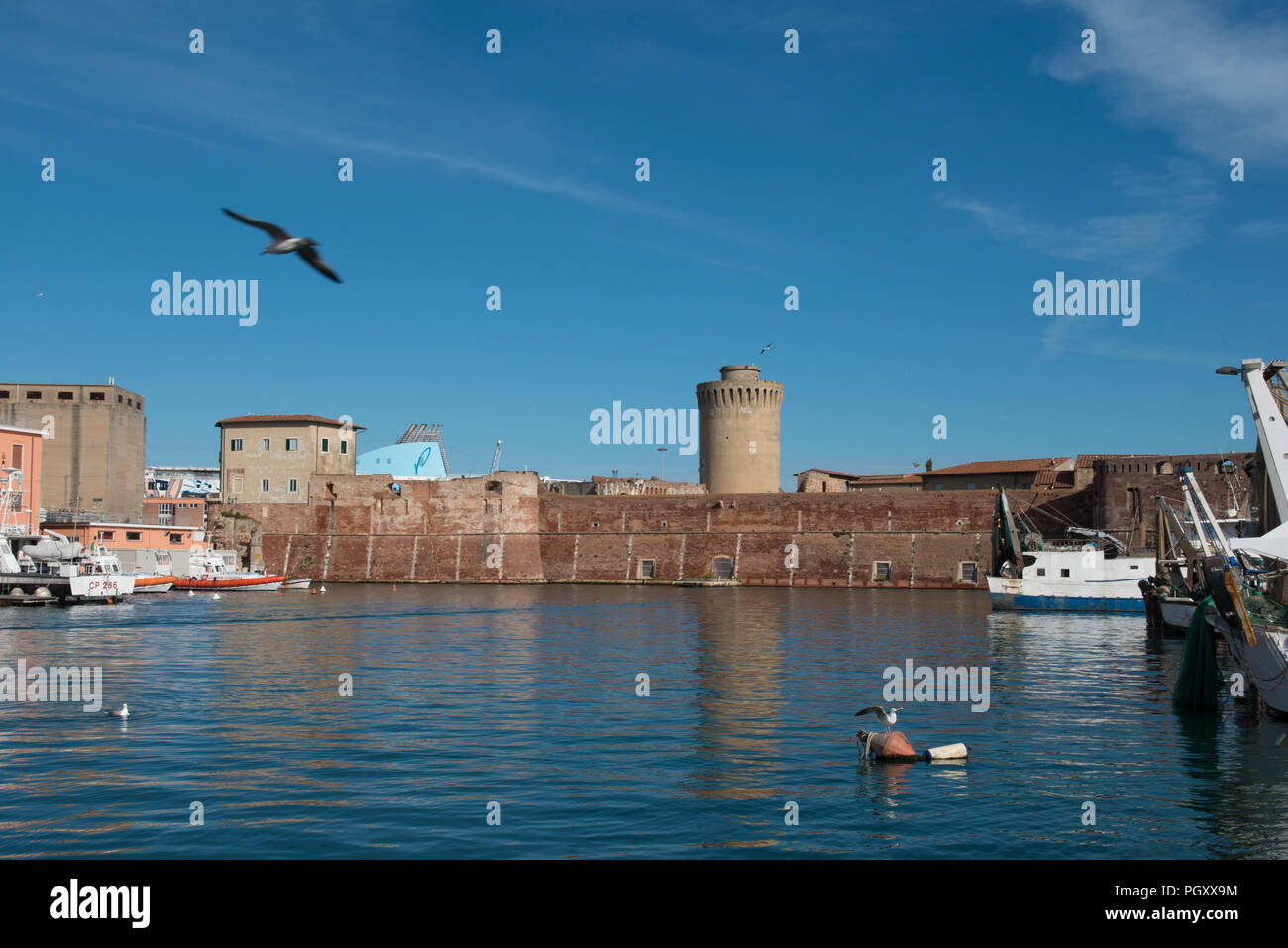 Fortezza Nuova. Fortezza rinascimentale dentro il porto della città. Guarda le barche da pesca area Foto Stock