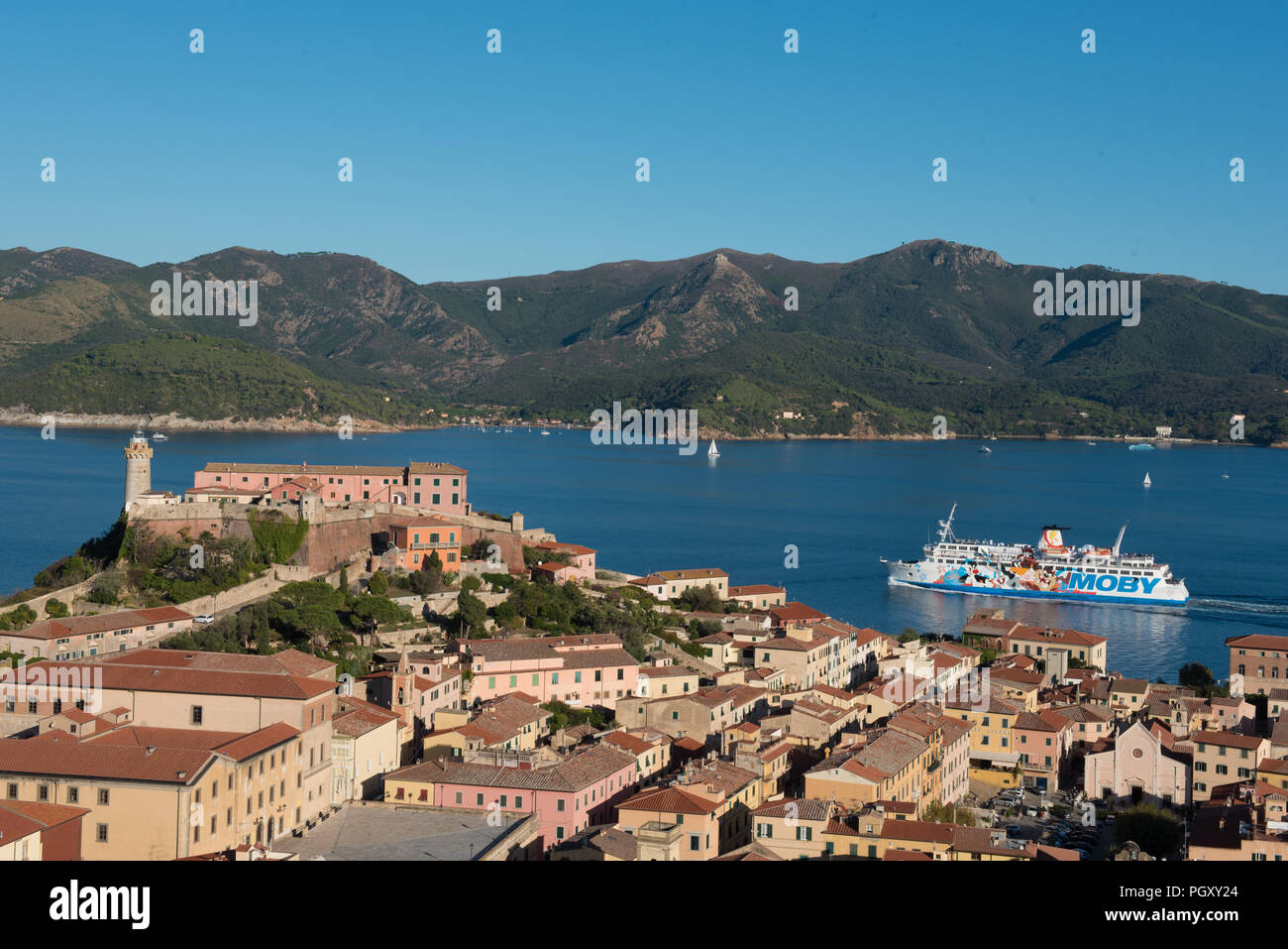 Porttoferraio. Paesaggio con traghetto della Moby Lines Company Foto Stock