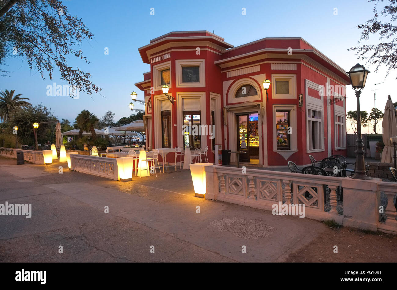 Stile Liberty cafe lungo il lungomare. Baracchina Rossa Foto Stock