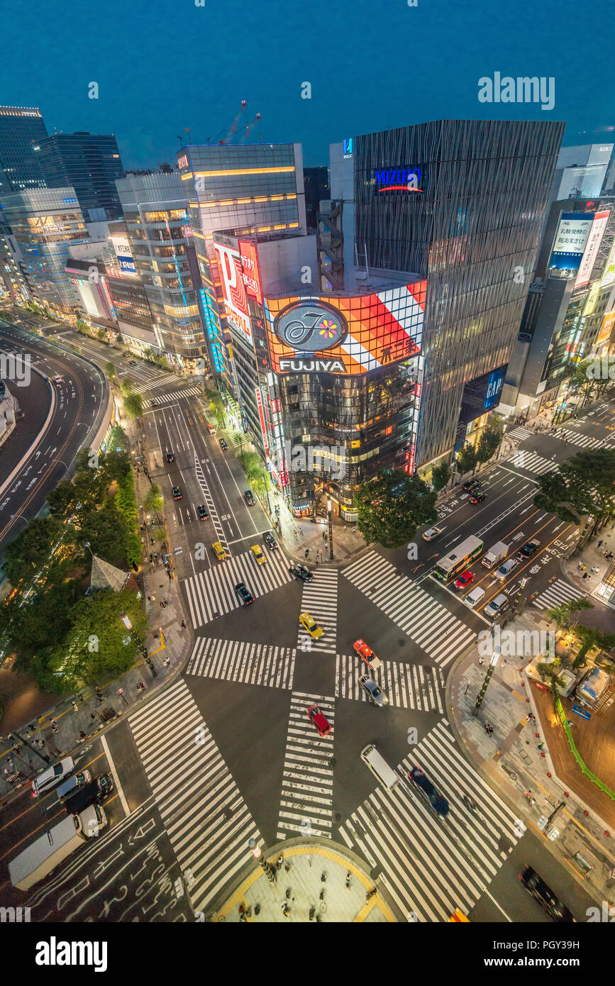 Tokyo, Chuo Ward - 5 Agosto 2018 : tramonto vista aerea di Ginza edificio di cristallo, Tokyo Expressway, Sotobori dori e Harumi dori Street attraversamento. fro Foto Stock