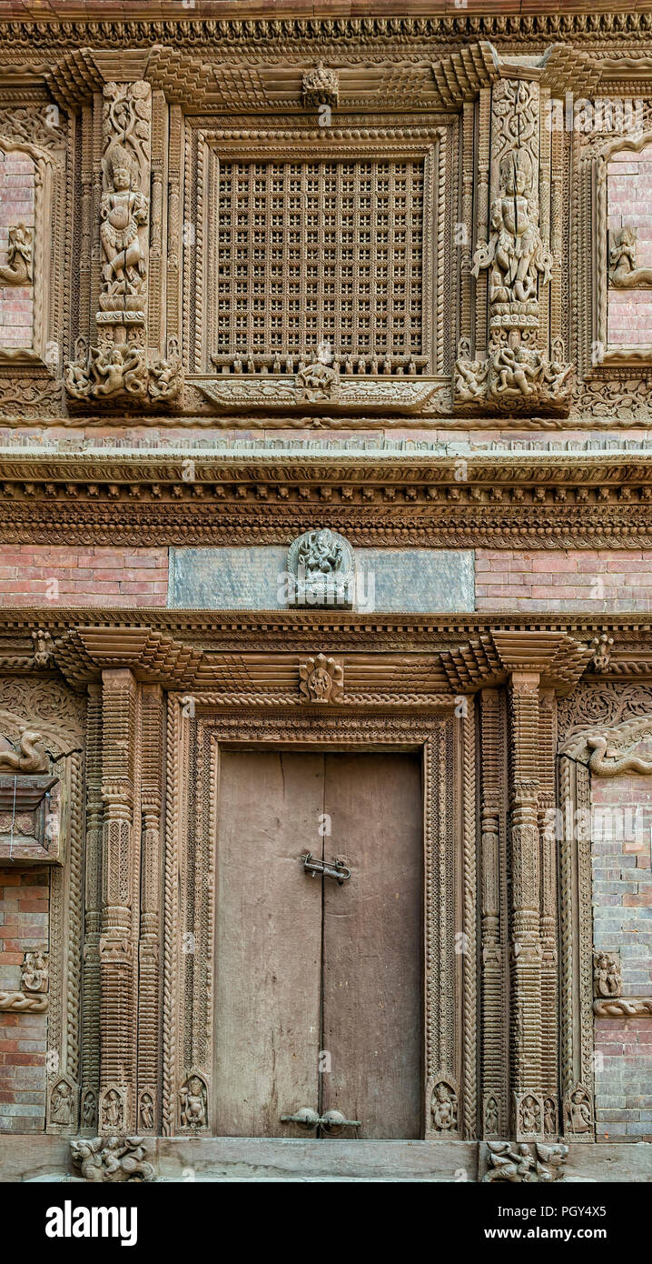 Artigianato nepalese e architettura di Basantapur Durbar a Kathmandu Durbar Square, Nepal - Basantapur Durbar chiamato anche Nau-talle Durbar fu costruito da K Foto Stock