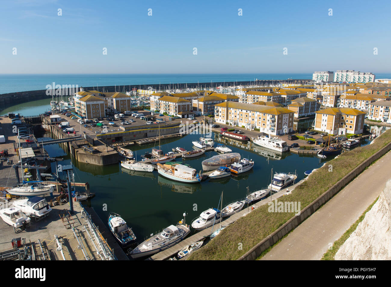 Brighton Marina e il porto delle barche, yacht e appartamenti a East Sussex England Regno Unito vicino a Eastbourne Foto Stock