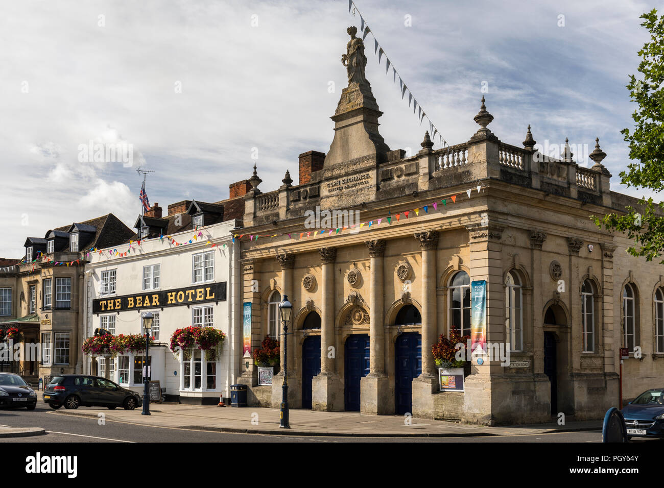 Devizes Corn Exchange e The Bear Hotel, Market Place, Devizes, Wiltshire, Inghilterra, Regno Unito Foto Stock