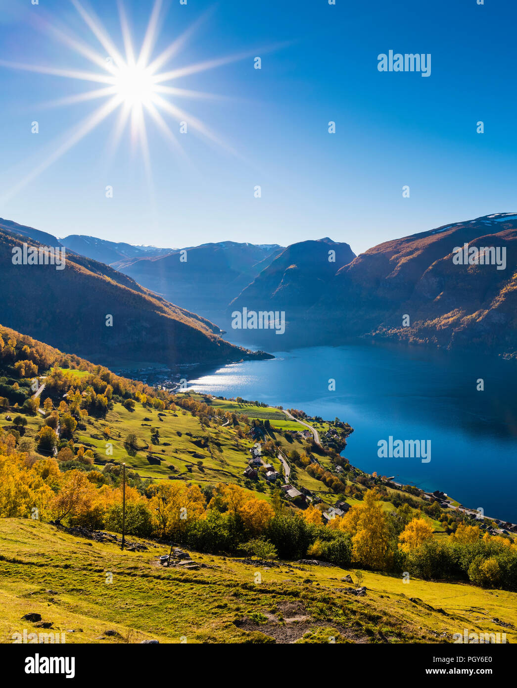 I colori autunnali dal Aurlandsfjord, Norvegia Foto Stock