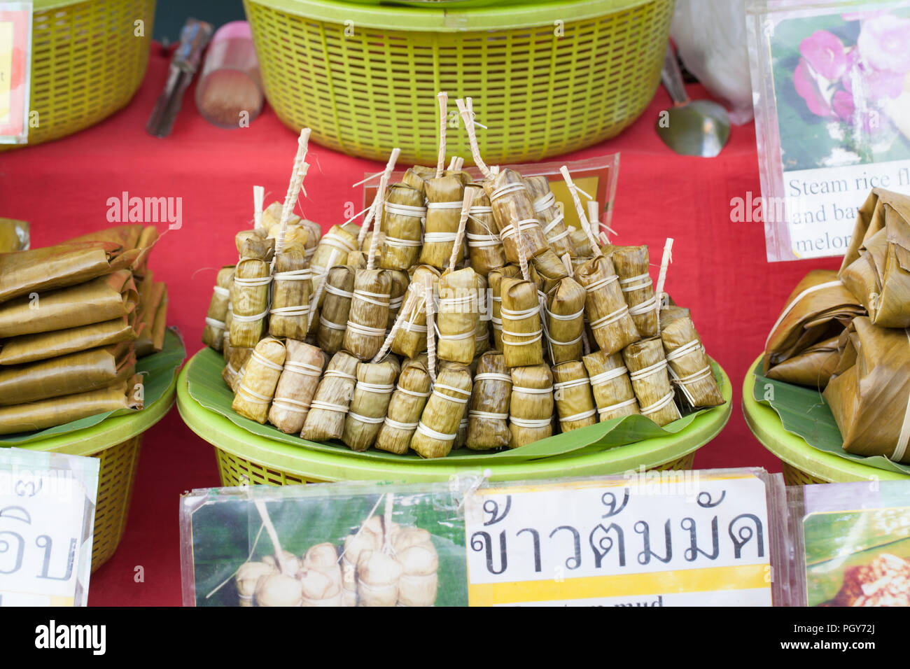 Kao tom fango, una Thai dessert fatti di riso con latte di cocco e banana o soia, Thailandia Foto Stock