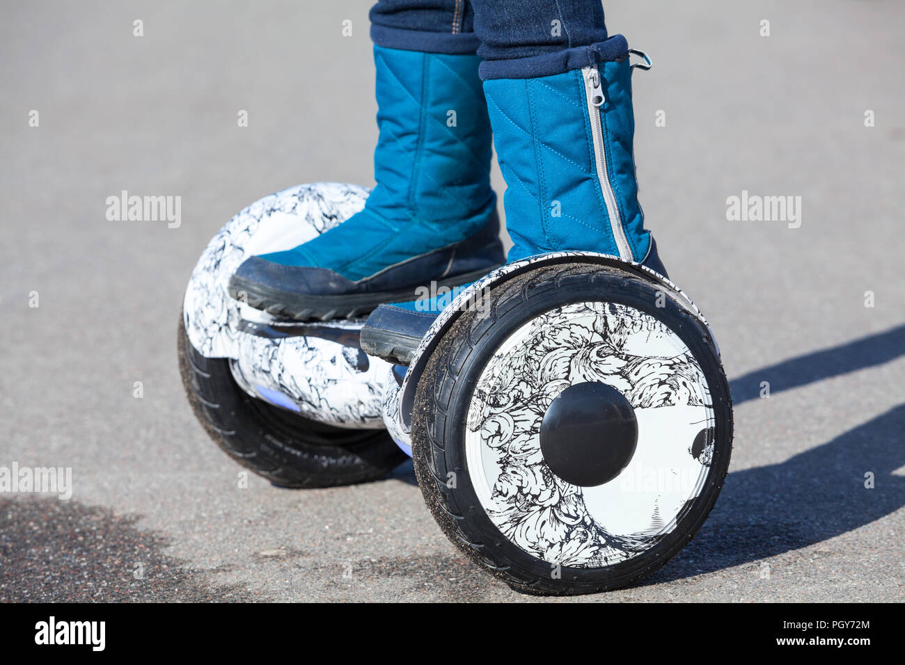 Gyroscooter è auto-bilanciato a due ruote in modalità urbani di trasporto, vista ravvicinata con piedi umani Foto Stock