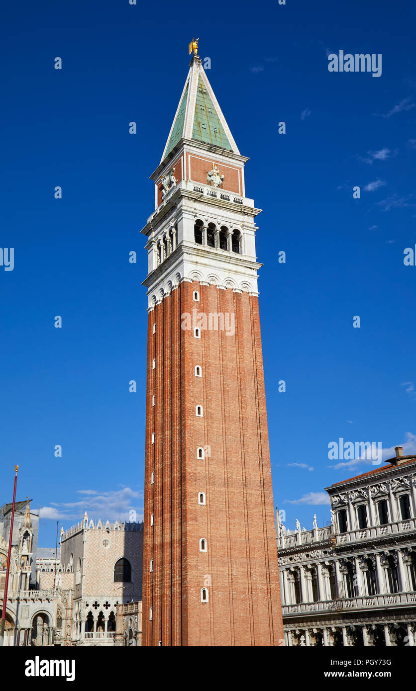 San Marco il campanile, la torre campanaria a Venezia in una soleggiata giornata estiva, cielo blu Foto Stock