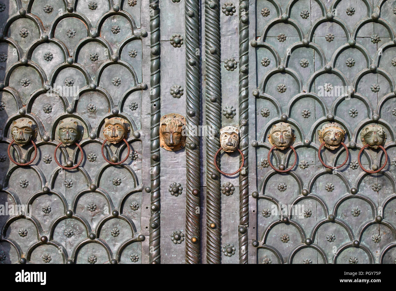 Venezia, basilica di San Marco portale con teste di animali e decorazioni sfondo texture Foto Stock