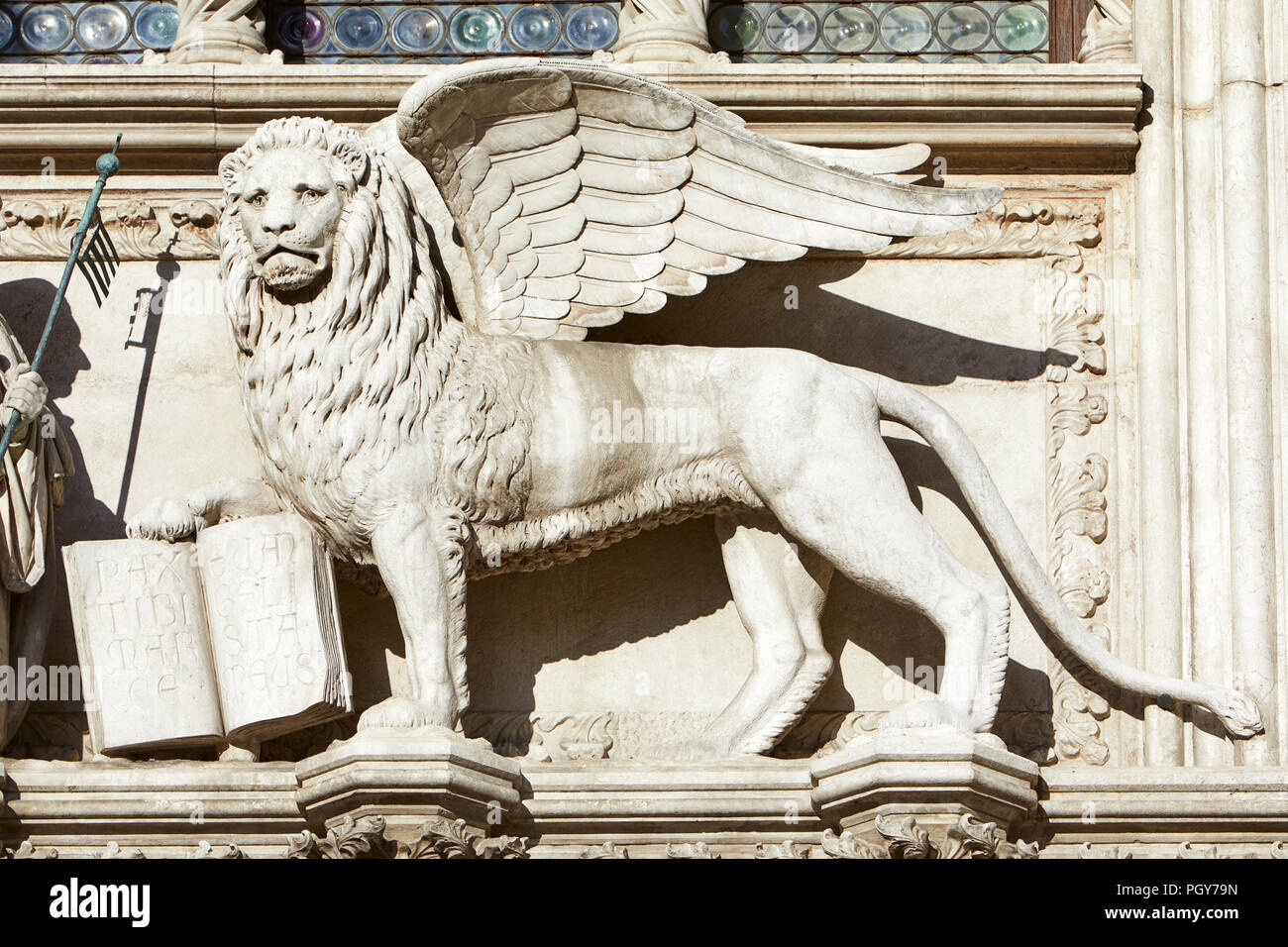 San Marco leone alato, pietra bianca statua a Venezia, Italia Foto Stock