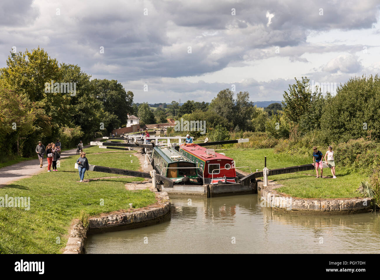 Barche sul canale Kennet e Avon, Caen Hill locks, Devizes, Wiltshire, Inghilterra, Regno Unito Foto Stock