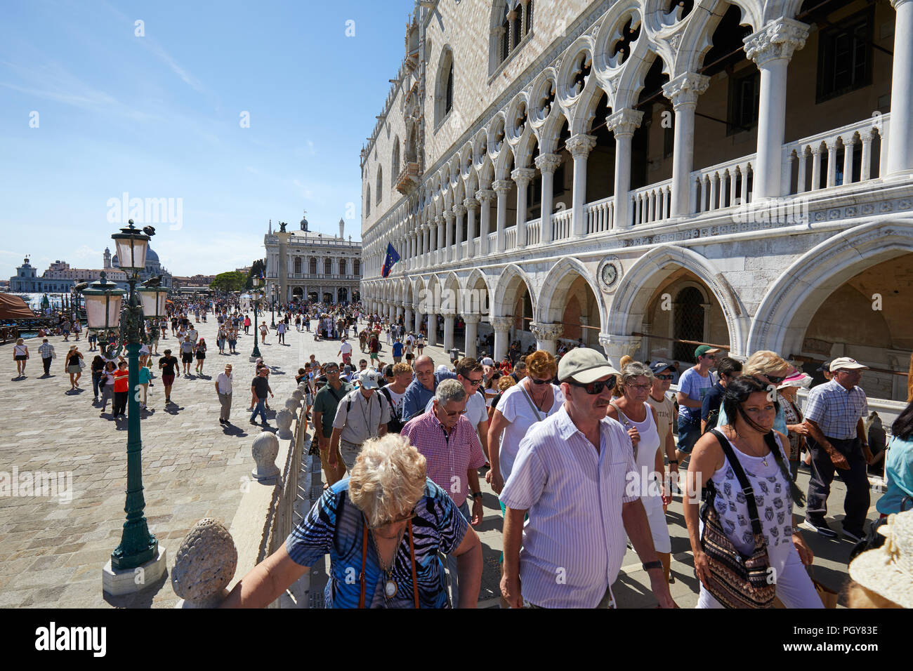 Venezia, Italia - 13 agosto 2017: Cittadini e turisti a Venezia a piedi sul ponte vicino a piazza San Marco in una soleggiata giornata estiva in Italia Foto Stock